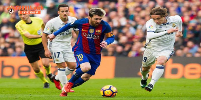 Lionel Messi là siêu sao ưa thích kỹ thuật qua người Cruyff turn
